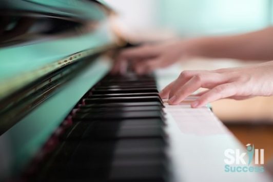 Learn to read music and play the piano by an experienced piano teacher, course includes primer book