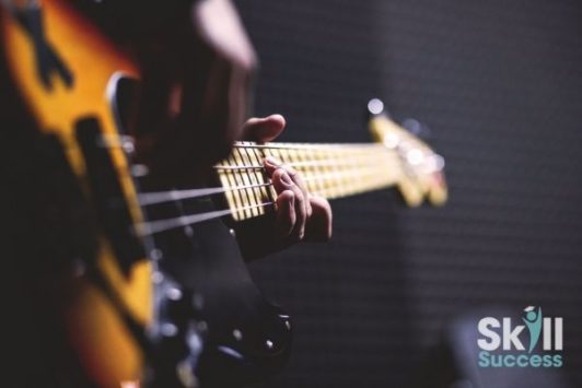 Learn to play the bass guitar in just 30 minutes per week! Practice videos included.