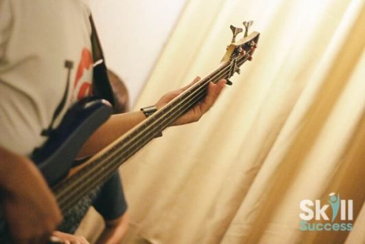 Learn to play the bass guitar in just 30 minutes per week! Practice videos included.