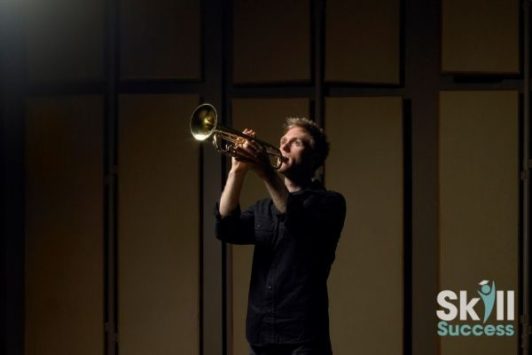Learn to play the trumpet in just 30 minutes per week. Practice videos included!