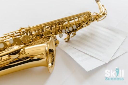 Learn to play the tenor saxophone in just 30 minutes per week! Practice videos included.