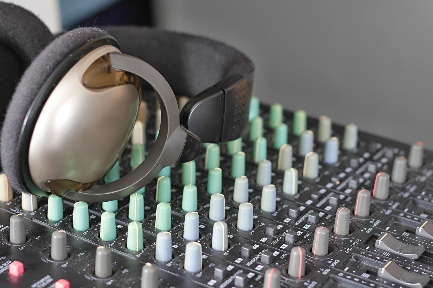 The Art Of Mixing The Secret Weapon Of Music Production Professionals