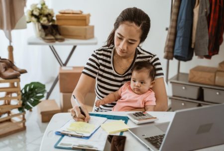 mother managing shopify dropshipping store