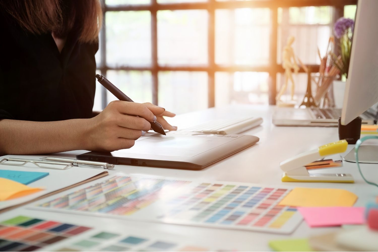 стол графического дизайнера. компьютерная графика для детей. графический дизайнер тверь. художественный редактор профессия. веб дизайнер.