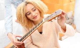 woman learning to play the guitar