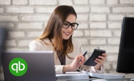 woman using quickbooks on desktop